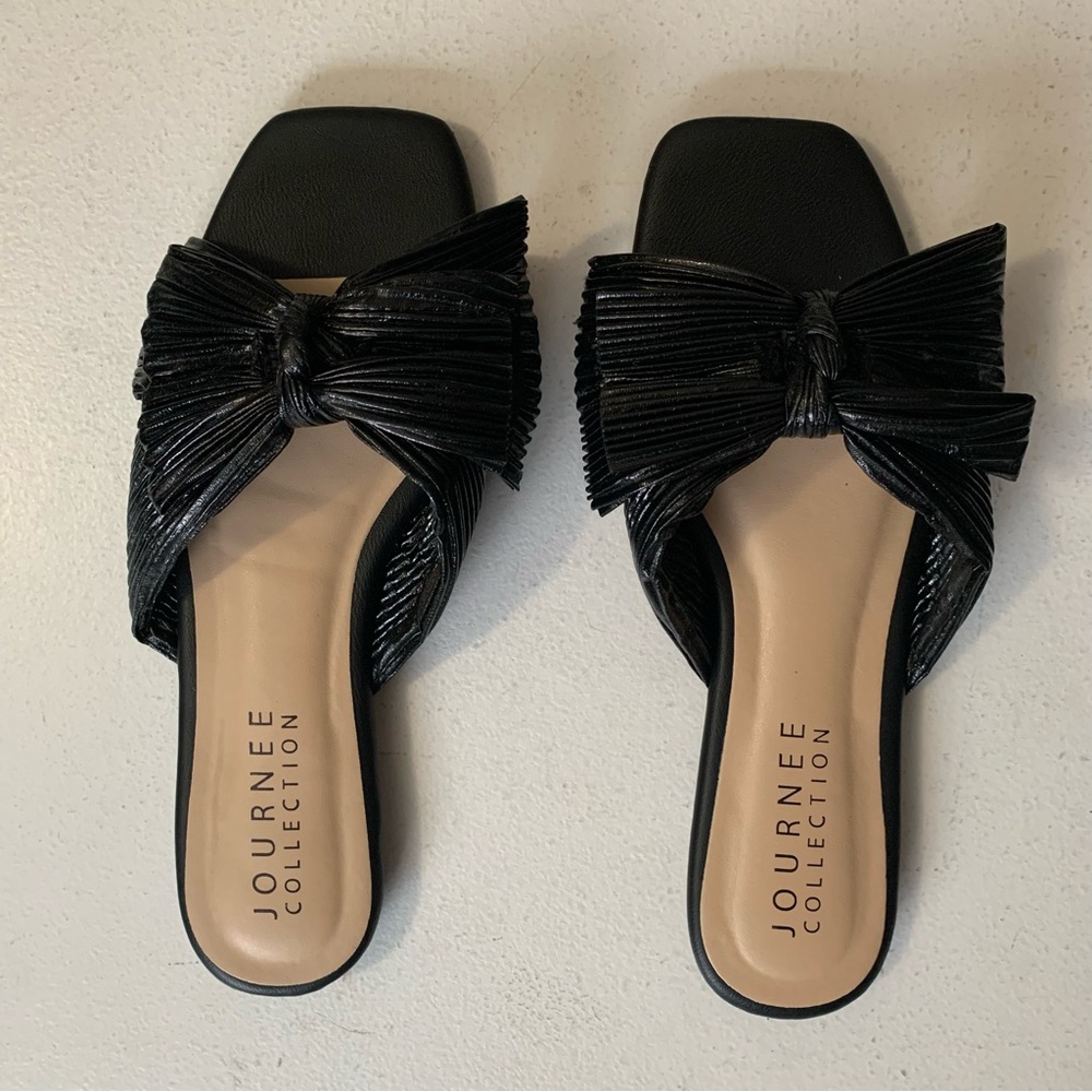 Journee Collection Size 7 Black Serlina Bow Front Pleated Slide Sandals NEW